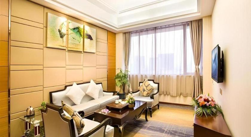 Greentree Inn Guangdong Jieyang Bus Terminal Station Ronghua Avenue Business Hotel מראה חיצוני תמונה